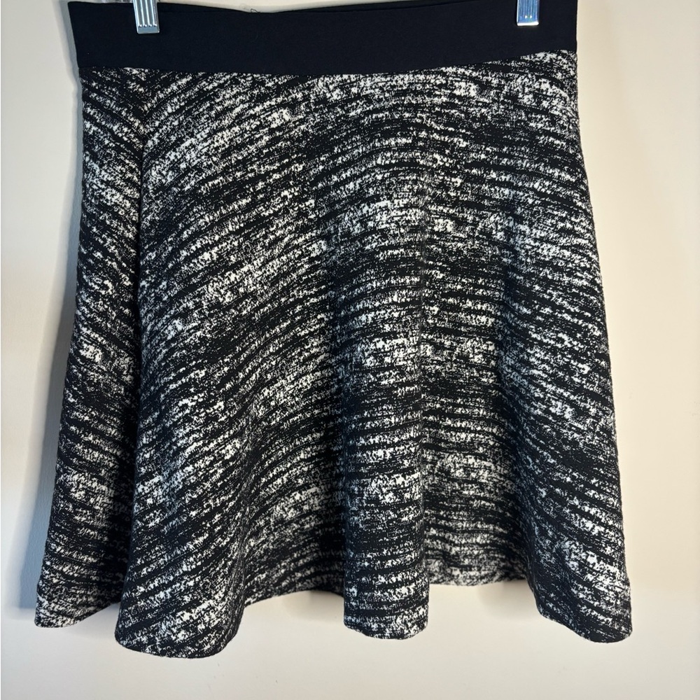 Banana Republic Black and White knit textured skater Skirt size 8